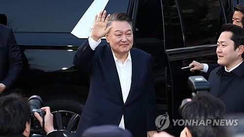 지지자들 향해 인사하는 윤석열 대통령