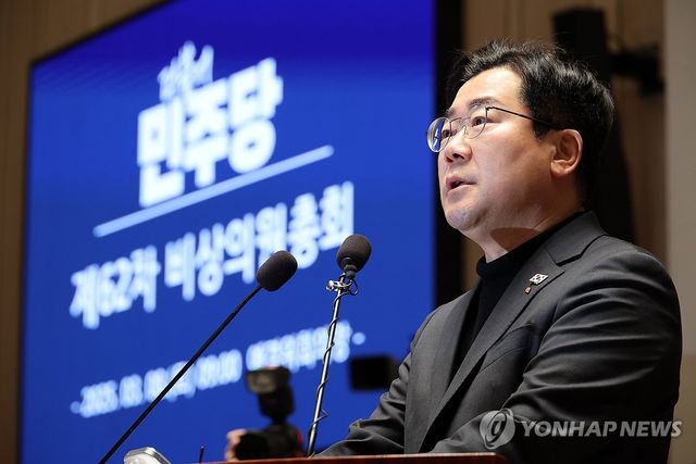 비상 의원총회서 발언하는 박찬대 원내대표