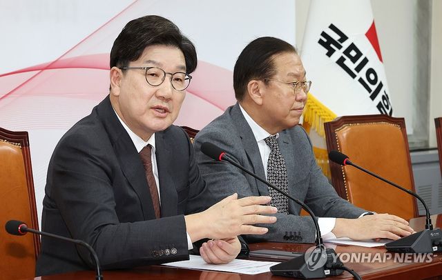 긴급 기자회견 하는 권영세 비대위원장과 권성동 원내대표