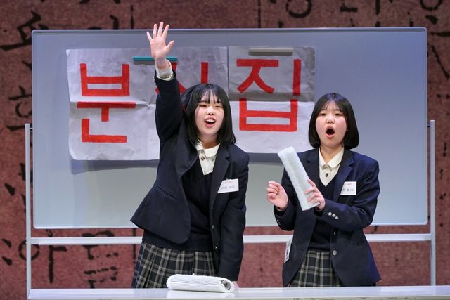 스킷 부문 최우수상을 받은 쓰시마고교 학생 팀