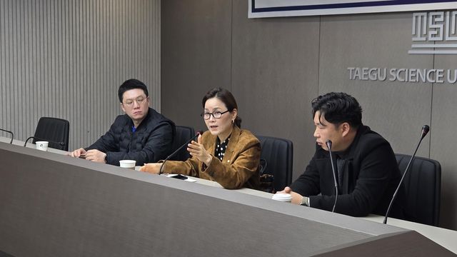 학부모들과 대화하는 임오경 의원(중앙)