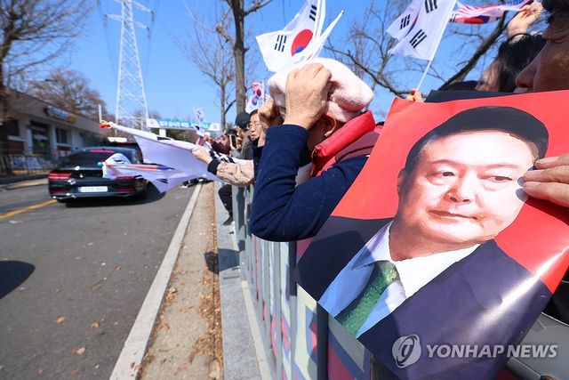 윤석열 대통령 석방 기대하는 지지자들