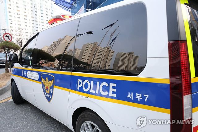 첫 대면조사 마치고 유치장으로 이동하는 초등생 살해 교사