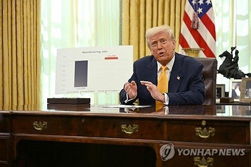 백악관 집무실에서 전쟁 관련해 발언하는 트럼프 미국 대통령