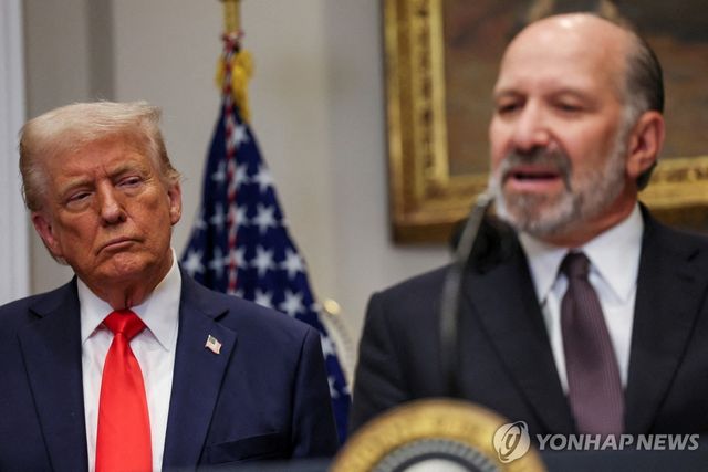 트럼프 미국 대통령과 러트닉 미 상무장관(오른쪽)