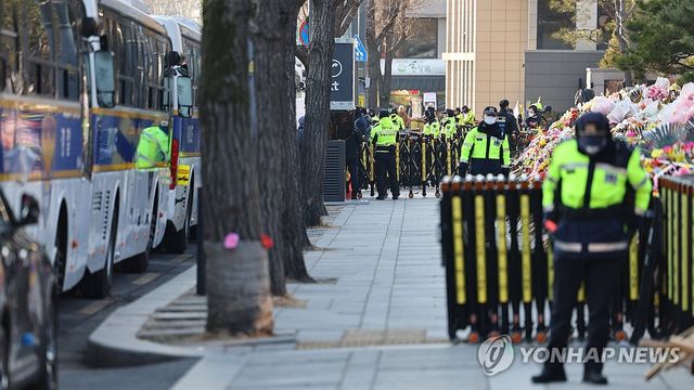 경계 삼엄한 헌재 앞
