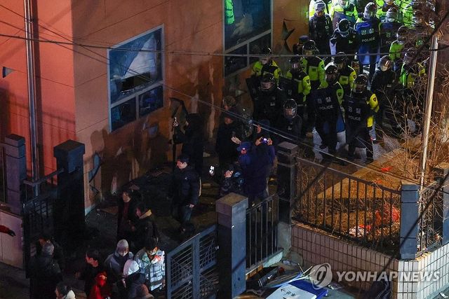 윤석열 지지자들 난동 막는 경찰기동대