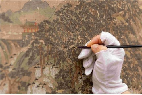 보존 처리를 하면서 색을 맞추는 모습 