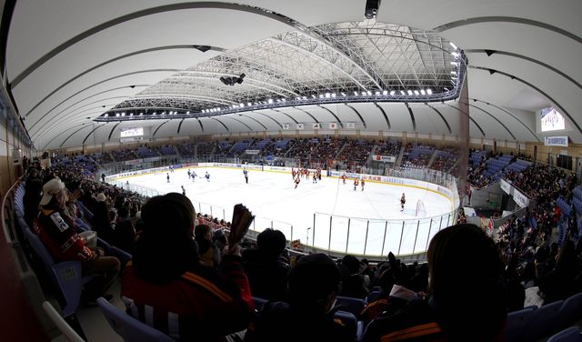 HL안양-레드이글스전을 지켜보는 도마코마이 관중