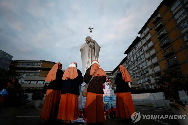 8일(현지시간) 교황이 입원한 로마 제멜리 병원에서 쾌유 기원하는 수녀들