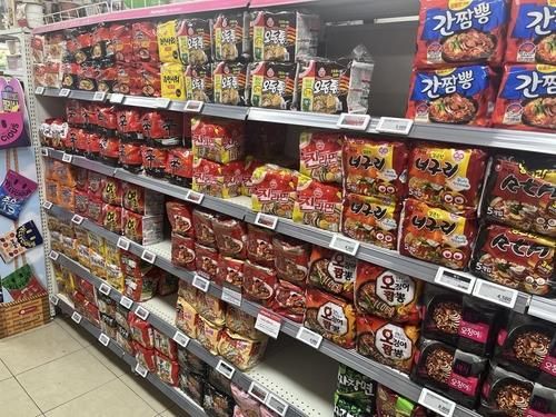 지난 8일 홈플러스 익스프레스 매장의 라면 매대 곳곳이 빈 모습