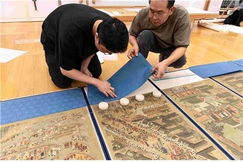 비단을 부착하는 모습 