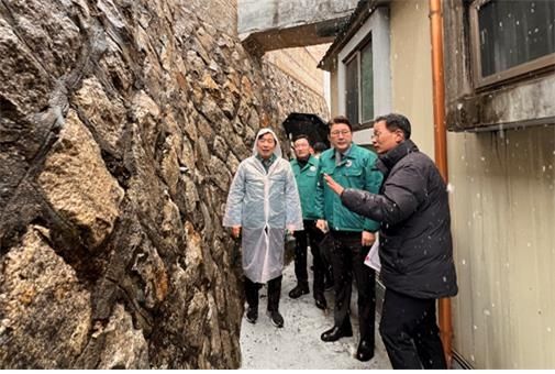해빙기 안전점검 하는 전성수 서초구청장과 신동욱 서초을 국회의원