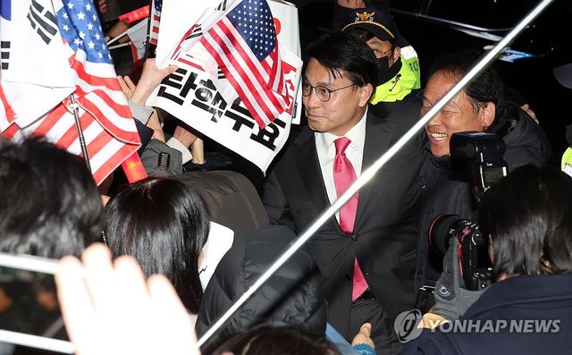 서울구치소에서 윤 대통령 지지자와 인사하는 윤상현 의원