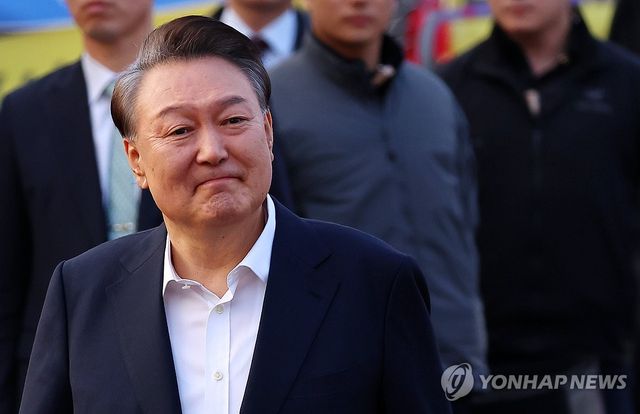 윤석열 대통령, 서울구치소 앞 지지자들에게 인사