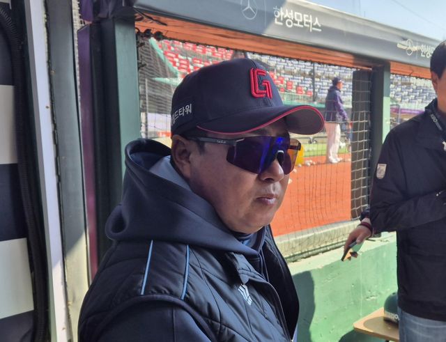 인터뷰하는 롯데 김태형 감독