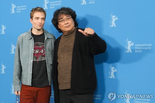 지난달 15일 베를린국제영화제 참석한 봉준호 감독과 배우 로버트 패틴슨