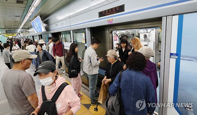 인천지하철 이용하는 시민들