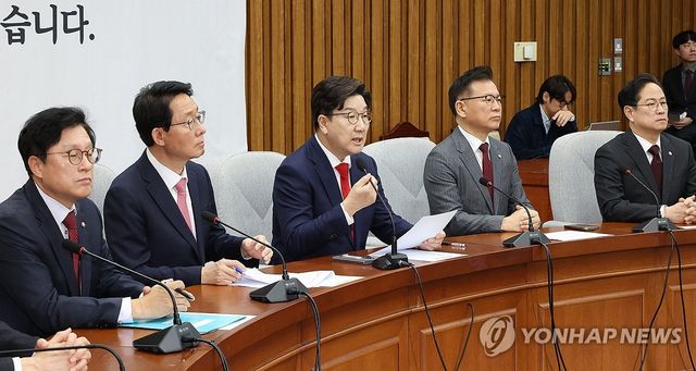 원내대책회의 주재하는 권성동 원내대표