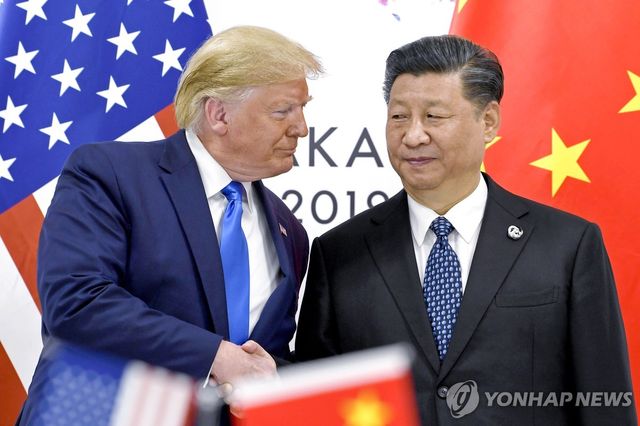 2019년 6월 일본 오사카 주요20개국(G20) 회의를 계기로 만난 도널드 트럼프 미국 대통령(왼쪽)과 시진핑 중국 국가주석 [AP=연합뉴스 자료사진]