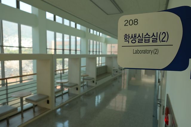 텅 빈 의과대학 건물