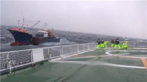 악천후 속 조난 어선 구조