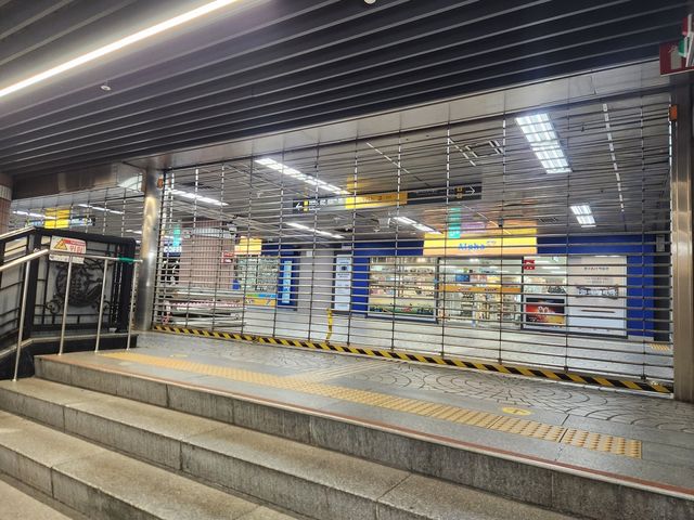 폐쇄된 지하철 3호선 안국역 출구