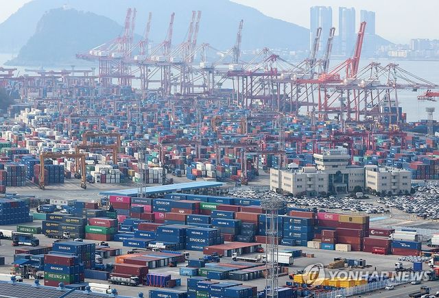 컨테이너 쌓인 신선대 부두