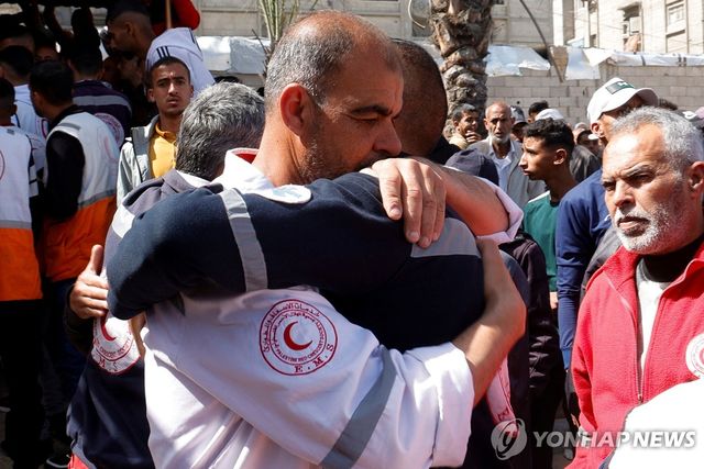 슬퍼하는 팔레스타인 적신월사 의료진