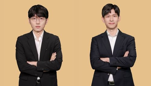 이지현(오른쪽) 9단이 맥심커피배 결승 1국에서 신진서 9단에게 승리했다.