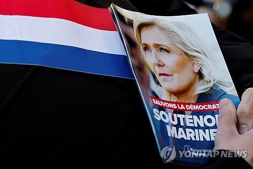 마린 르펜 지지를 촉구하는 RN의 전단지