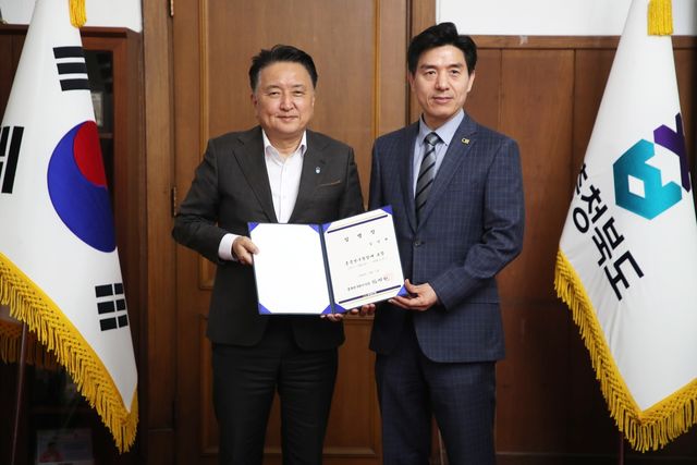 왼쪽부터 김영환 충북지사와 김영배 충북연구원장