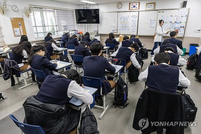 전국연합 학력평가 준비하는 학생들