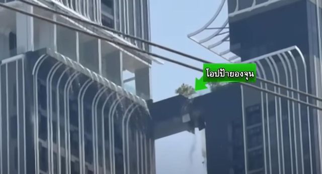 끊어지는 구름다리 건너는 권영준 씨 모습