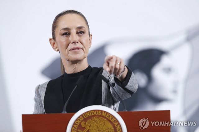 1일(현지시간) 기자회견에서 질의자 지목하는 멕시코 대통령