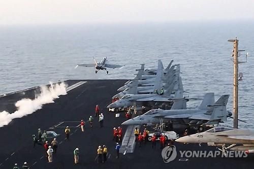 3월 15일(현지시간) 에멘 후티 공습 직전 미군 항공모함에서 이륙하는 군용기
