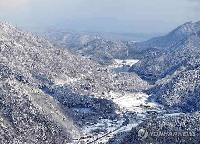 봄에 펼쳐진 겨울 풍경