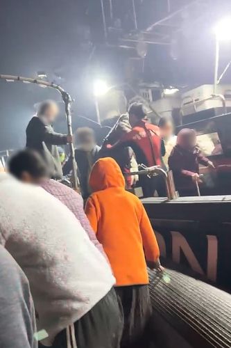 해경 배에 올라타는 영덕 경정3리 주민