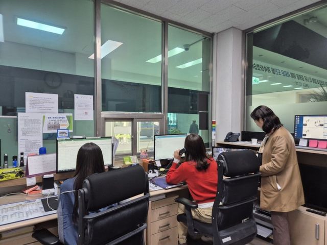 당직 근무를 서는 여성 공무원