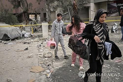이스라엘의 공습에 놀라 피신하는 레바논 수도 베이루트 주민들 [AP 연합뉴스 자료사진] 
