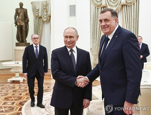 푸틴과 악수하는 도디크