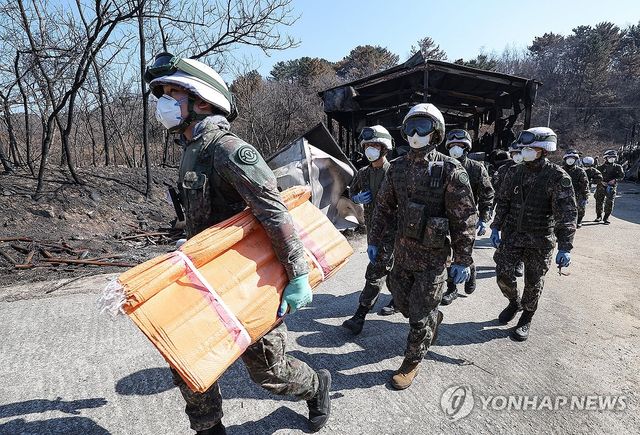 산불 피해 복구 지원 나서는 군장병