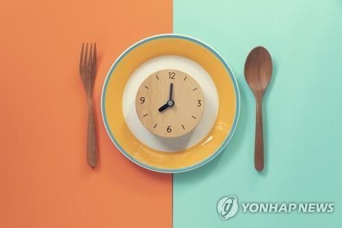 하루 중 일정 시간 공복을 유지하는 간헐적 단식