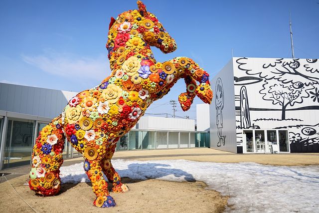 도와다시 현대미술관 정문 앞에 설치된 최정화 작가의 'Flower Horse' [사진/권혁창 기자]