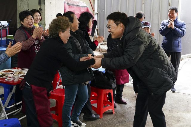 상인들과 인사하는 정문헌 종로구청장