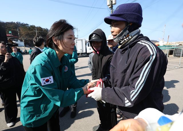 산불에서 주민 구조 도운 레오(오른쪽)씨와 악수하는 오영주 중기부 장관