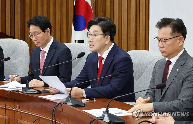 원내대책회의에서 발언하는 권성동 원내대표
