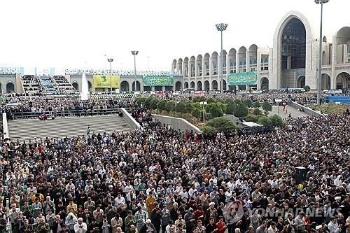 이슬람 명절 '이드 알피트르' 기도회에 참석한 이란 테헤란 시민 [로이터 연합뉴스 자료사진] 