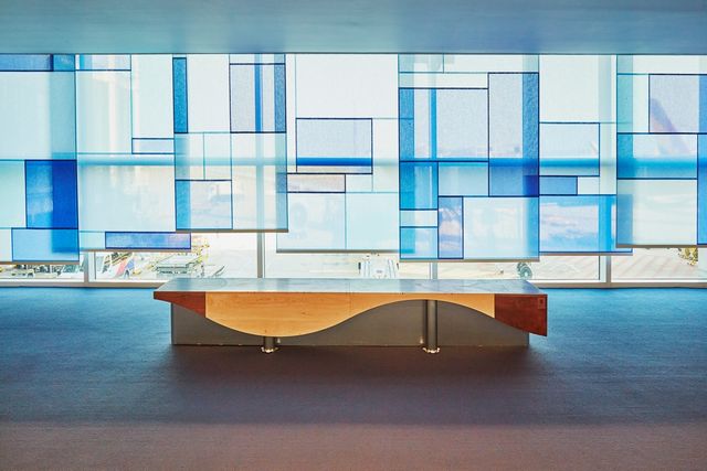 동편 조각보 블라인드와 청동용 벤치