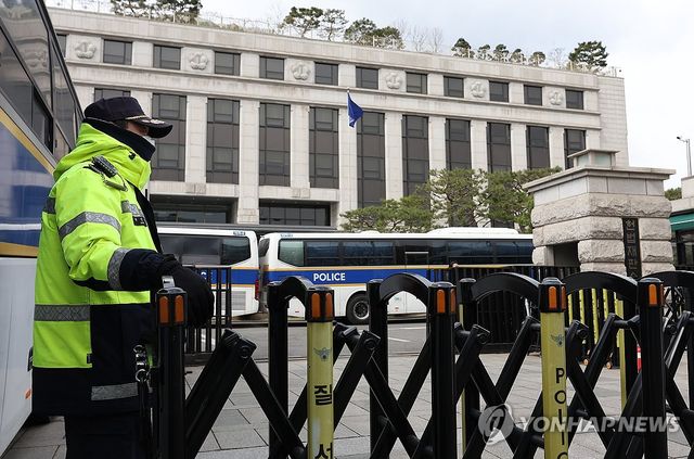 경찰 경계 근무 중인 헌재